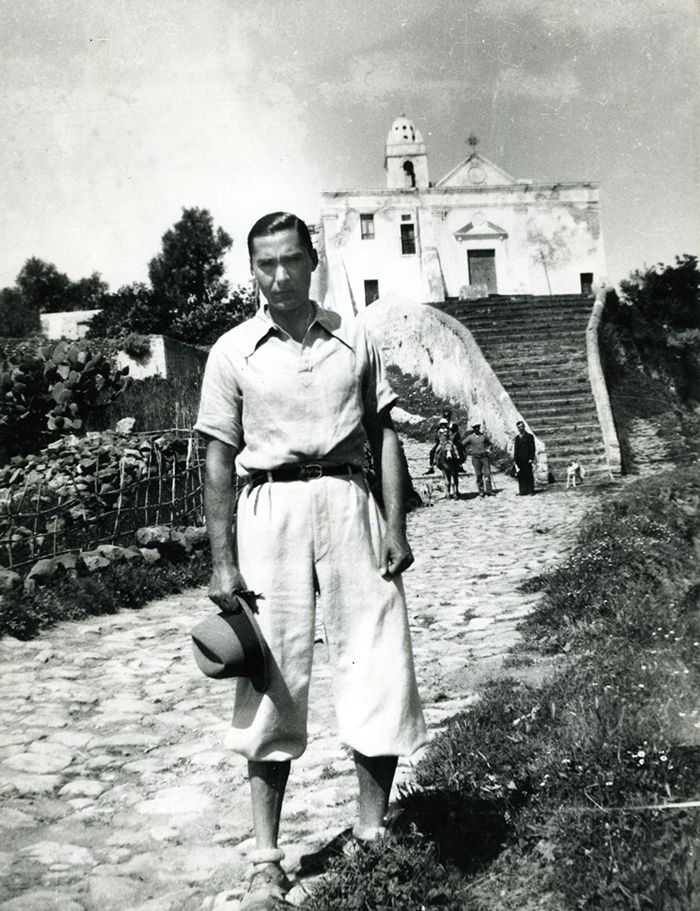 1934-Lipari-Curzio-Malaparte-davanti-alla-Chiesa-dellAnnunziata-con-la-scalinata-che-gli-ispirerà-la-villa-di-Capri.jpg